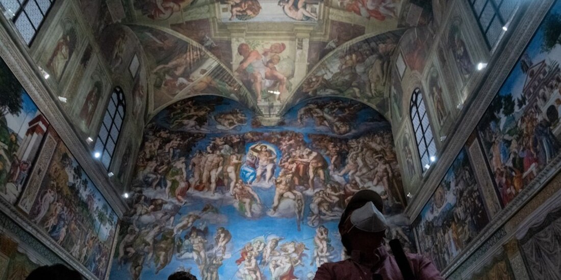 Parte de los frescos de El juicio final, del maestro del Renacimiento Miguel Ángel, en la réplica de la Capilla Sixtina.