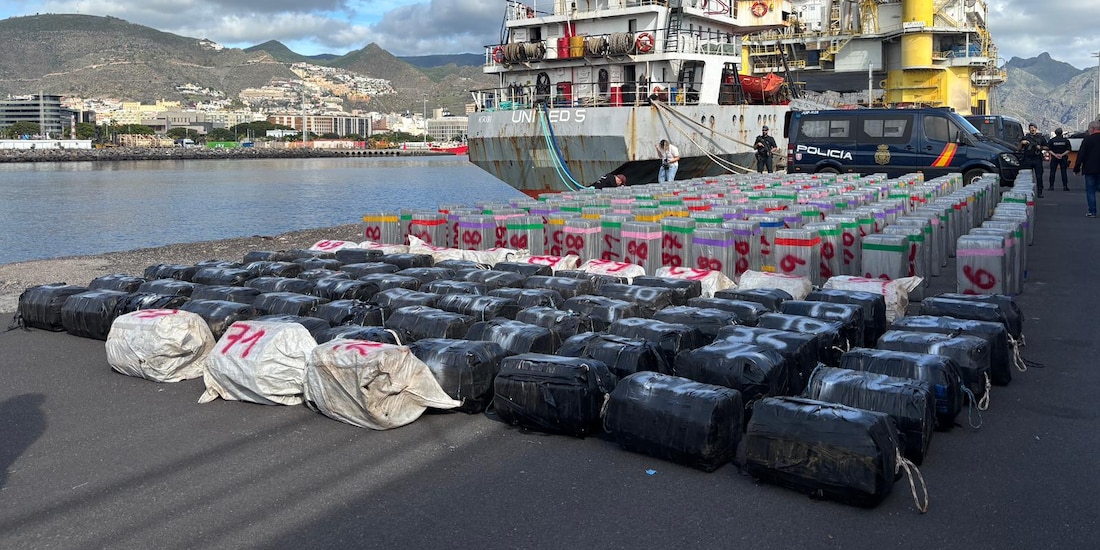 En total, fueron incautados 9 mil 994 kilos de cocaína en un buque mercante.