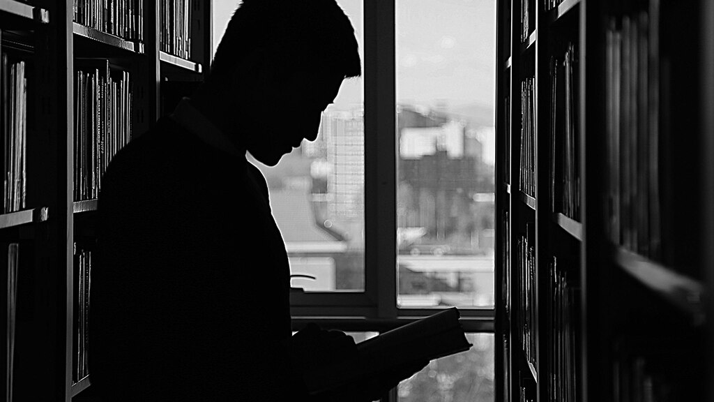 Imagen ilustrativa de una persona leyendo