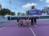 Kimberly Birrell juega al tenis en el GDL Open AKRON con dos atletas en silla de ruedas y jugadores del Atlas