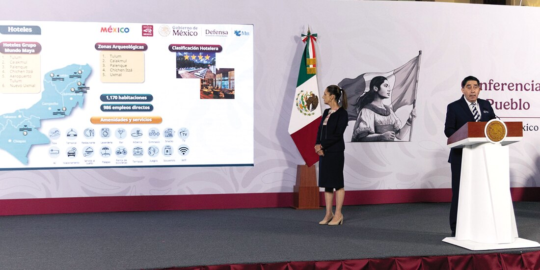 La presidenta Sheinbaum y Adolfo Velasco, director de grupo Mundo Maya, ayer.