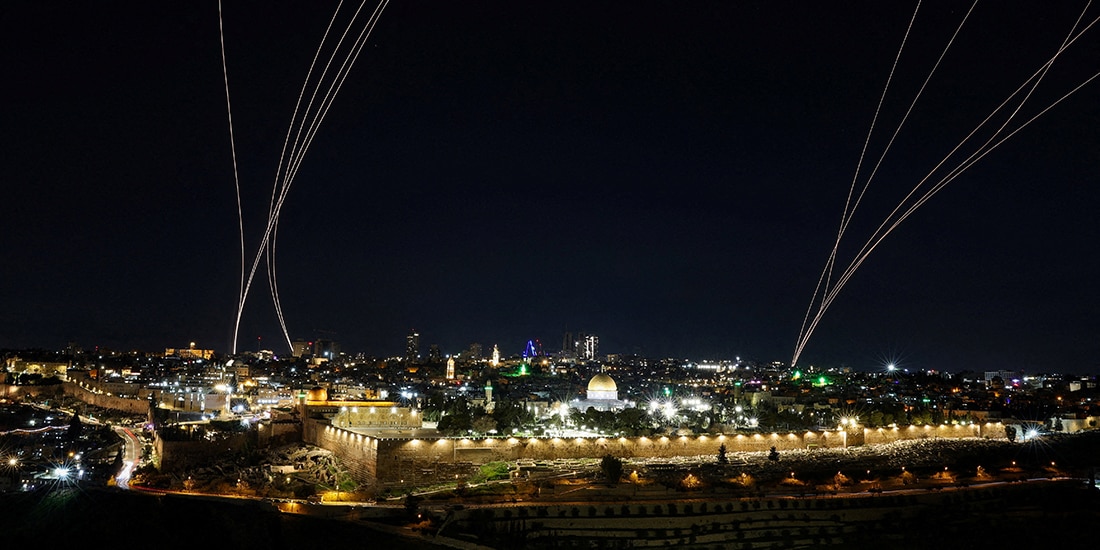 Intentos de intercepción por Israel, mientras se lanzan misiles desde Irán, ayer