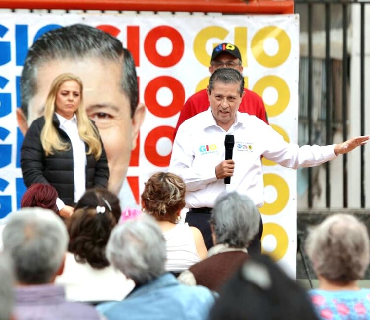 Giovani Gutiérrez convive con vecinos de Coyoacán.
