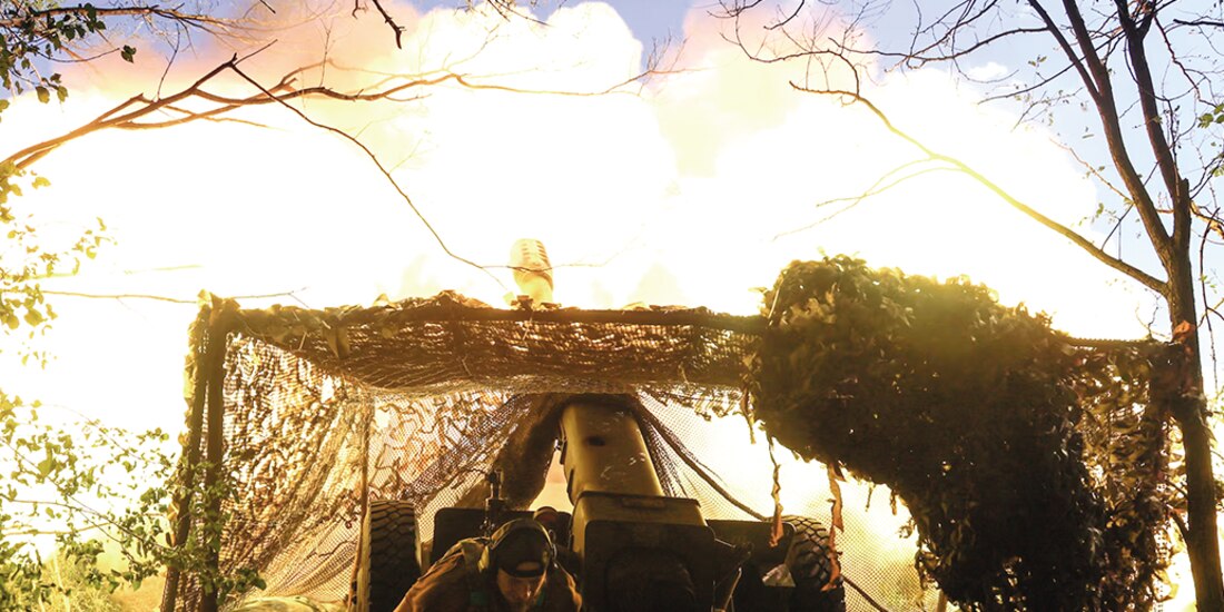 Un militar dispara hacia las tropas rusas, el pasado 5 de agosto.