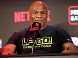 Mike Tyson habla durante una conferencia de prensa para promocionar su próxima pelea de boxeo contra Jake Paul