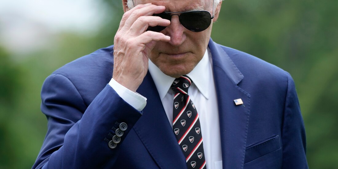 El presidente Joe Biden se retira los lentes de sol mientras se acerca a hablar con los reporteros después de regresar a la Casa Blanca, el domingo 28 de mayo de 2023,