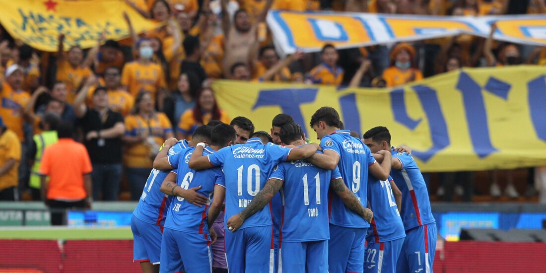 Jugadores de Cruz Azul previo a un duelo de la Liga MX.