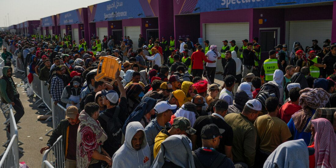 Largas filas para conseguir boletos gratis.