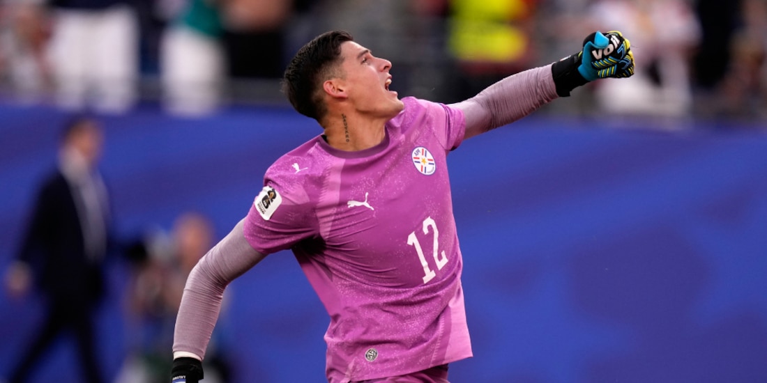 Orlando Gill tras atajar un penal.