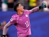 Orlando Gill tras atajar un penal.