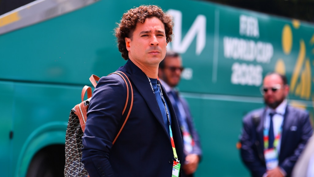 Guillermo Ochoa llegando al Estadio Azteca.