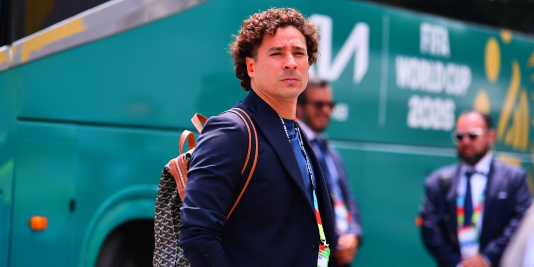 Guillermo Ochoa llegando al Estadio Azteca.