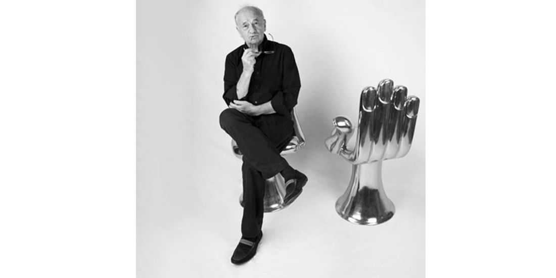 PEDRO FRIEDEBERG,
sentado y al lado
de su obra Mano-Silla.