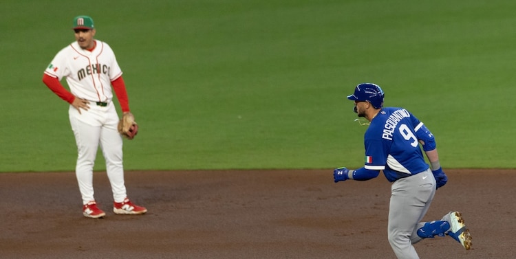 Jugador de Italia corre las bases en el juego ante México en el Clásico Mundial de Beisbol 2026