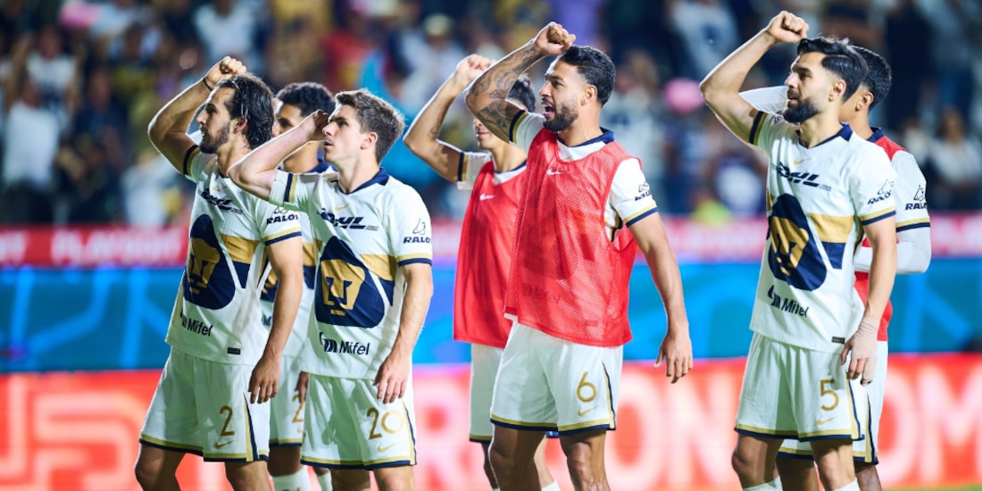 Pumas festejando su victoria ante Pachuca con su afición.