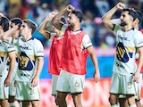 Pumas festejando su victoria ante Pachuca con su afición.