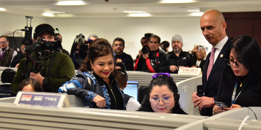 La jefa de Gobierno, Clara Brugada, en instalaciones de monitoreo de seguridad.