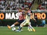 Miguel Layún saca un disparo ante la marca de Miguel Ponce durante el clásico entre Chivas y América en Guadalajara.