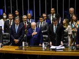 Luiz Inácio Lula da Silva (centro) jura como presidente de Brasil.