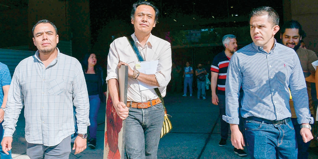 MARX ARRIAGA (c.), a su salida de las oficinas, junto a sus colaboradores, ayer.