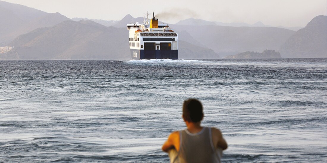 Un migrante de Bangladesh, observa un ferry desde el puerto de Kos, Grecia.