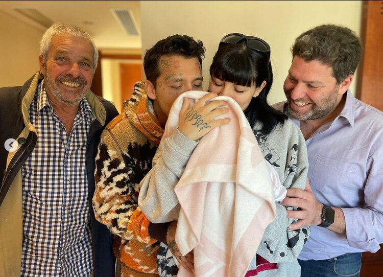 Christian Nodal y Cazzu con su bebé y junto al médico que los atendió durante el embarazo.