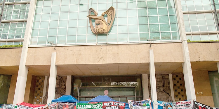 Personal del IMSS continúa el plantón frente a las oficinas centrales de la CDMX. Ya suman dos semanas de protestas y bloqueos en diferentes estados del país.