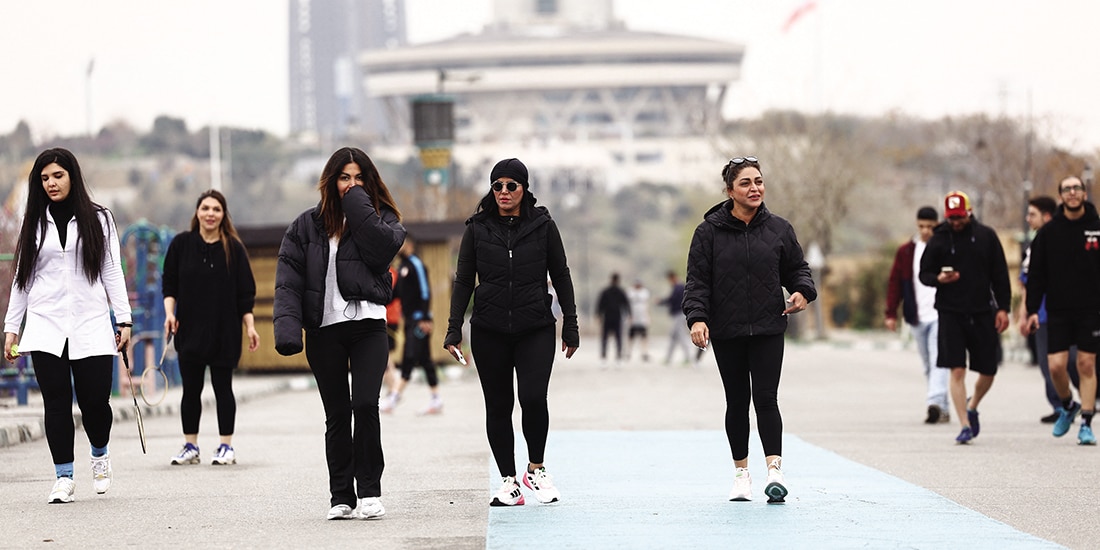 Mujeres iraníes caminan en el Parque Pardisan, ayer.