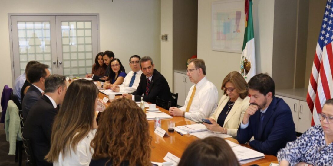 El Embajador de México, Esteban Moctezuma, con congresistas de EU, ayer.