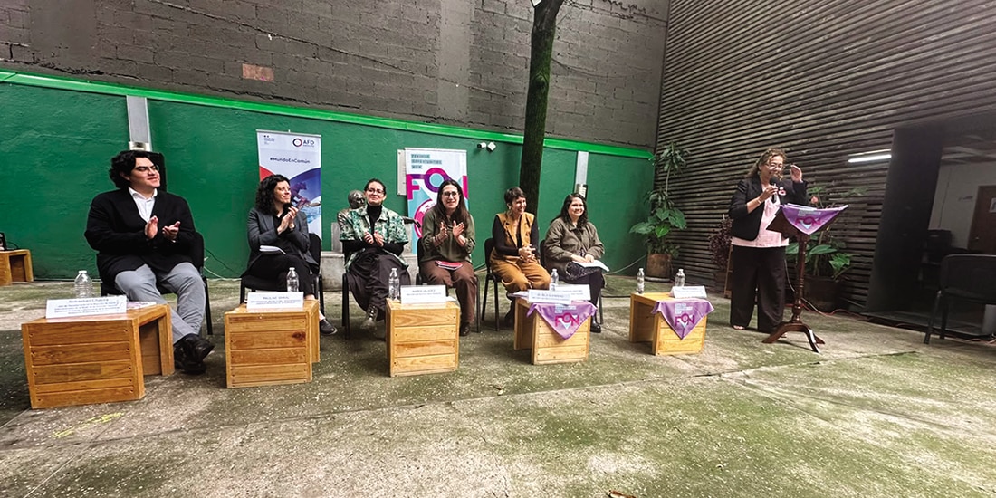 Activistas feminista, ayer, en conferencia sobre el presupuesto público.