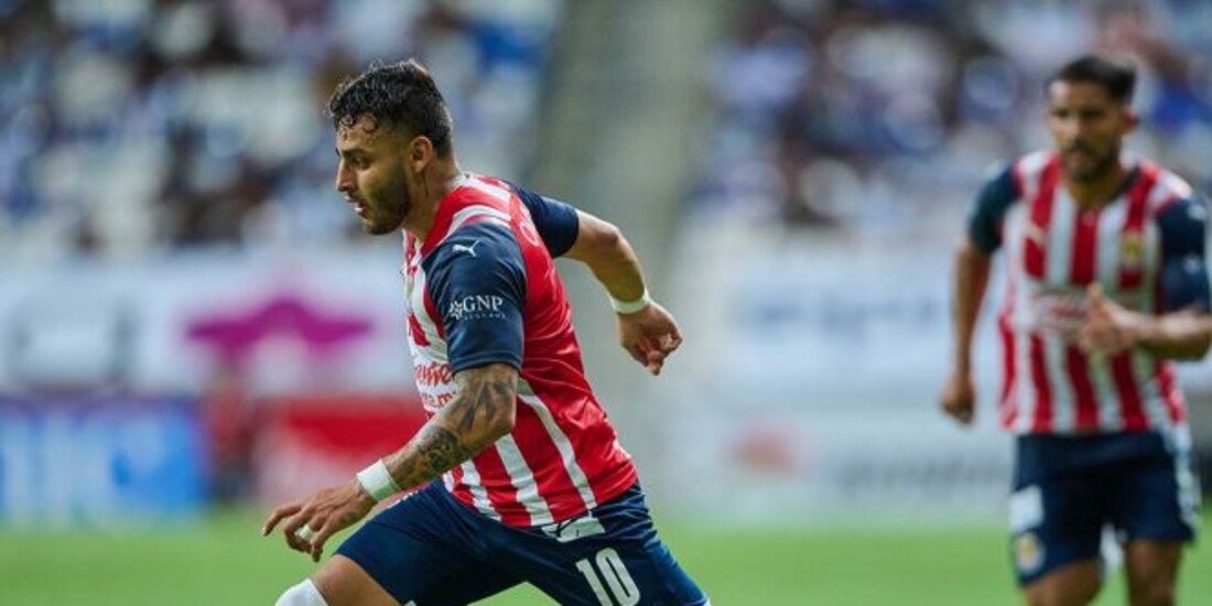 Alexis Vega conduce el balón en un partido de Chivas en el Torneo Grita México Apertura 2021 de la Liga MX.