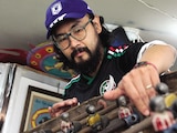ROBERTO SHIMIZU con
un futbolito de 70 años
de antigüedad, ayer.