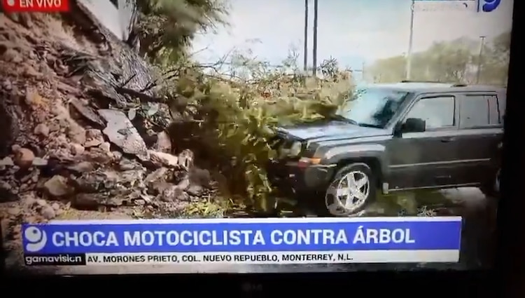 Momento exacto cuando automóvil pierde el control y embiste a periodistas.