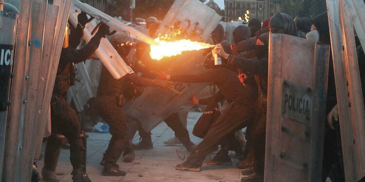 Se registró violencia en marcha por el 2 de octubre.