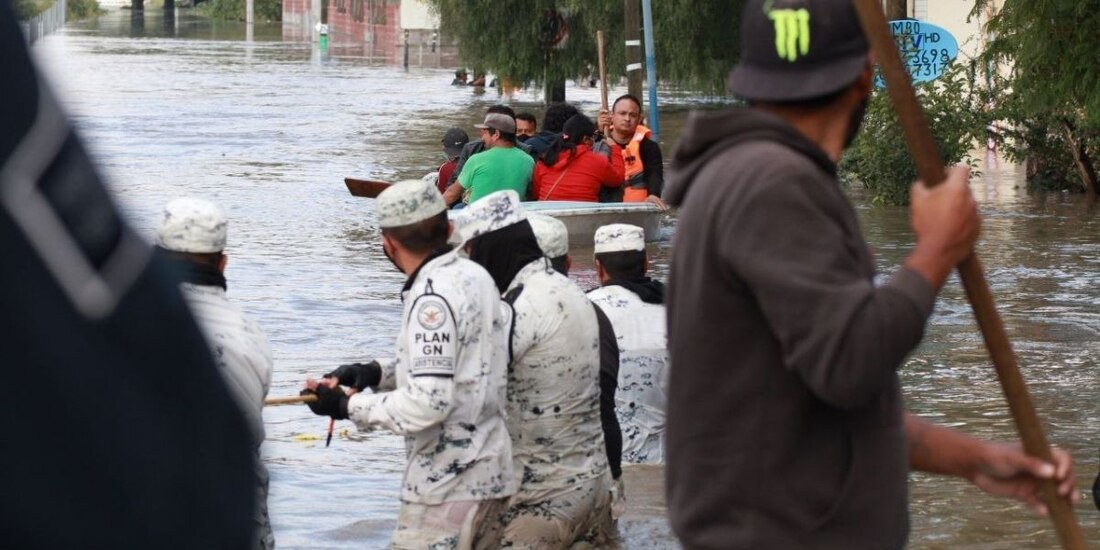 Autoridades municipales ayudan a desalojar a personas en San Juan del Río. 
