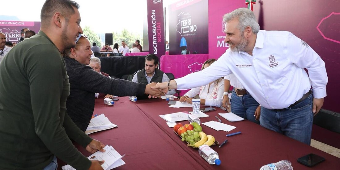 Gobernador Alfredo Ramírez Bedolla durante audiencia pública en Santa Clara del Cobre.