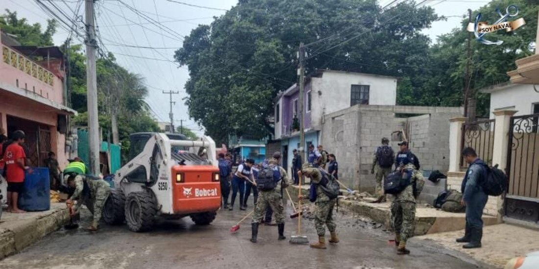 Elementos de la Marina auxilian a familias afectadas en zonas anegadas de Veracruz.