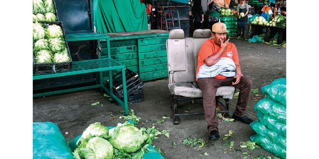 UN COMERCIANTE de lechugas en la Central de Abasto, el 19 de abril de 2024.