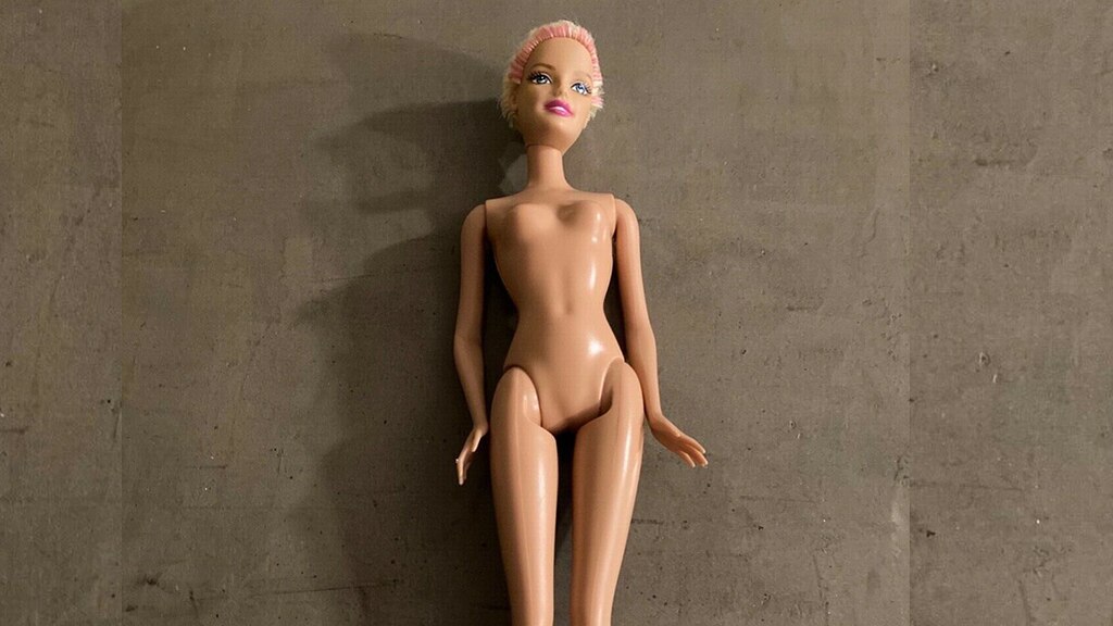 Muñeca Barbie mordida (1999), de venta en eBay.