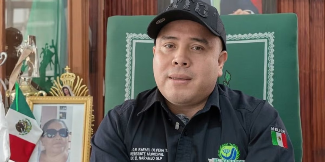 El alcalde al hacer la invitación.