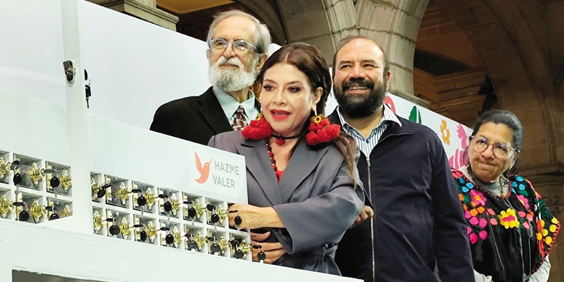 CLARA BRUGADA presenta un guardacelulares, ayer