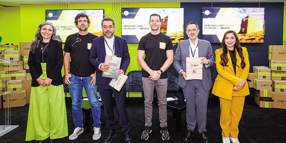 Directivos de Mercado Libre junto con autoridades federales.