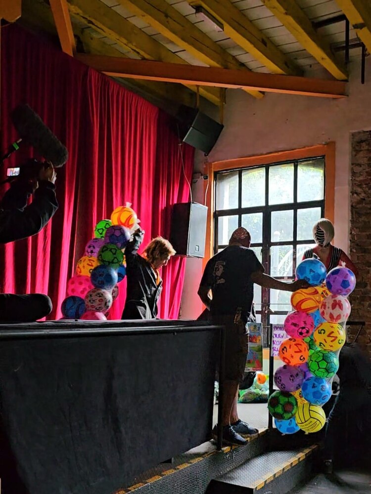 Juguetes y otros artículos recolectados para la entrega de hoy.