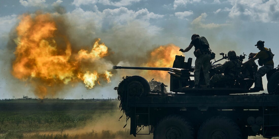 Soldados ucranianos disparan sus armas contra el invasor en Bajmut.