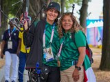 Marijose Alcalá acompañada de la arquera Alejandra Valencia en París 2024.
