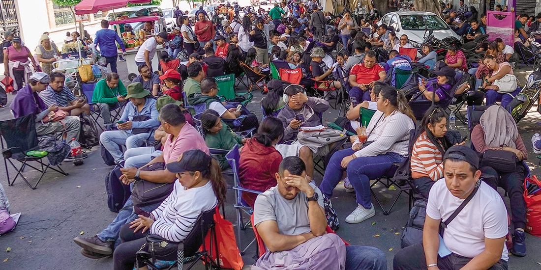 Docentes esperan afuera de la Segob, en la colonia Juárez, ayer.