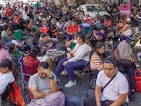 Docentes esperan afuera de la Segob, en la colonia Juárez, ayer.