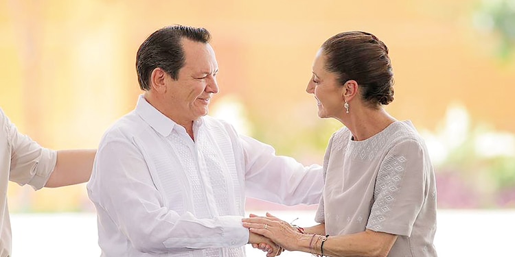 Claudia Sheinbaum y Joaquín Díaz Mena, ayer, en Mérida, Yucatán.