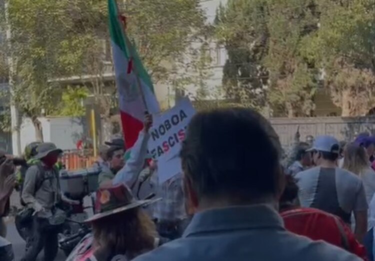 Mexicanos protestan en la embajada de Ecuador.