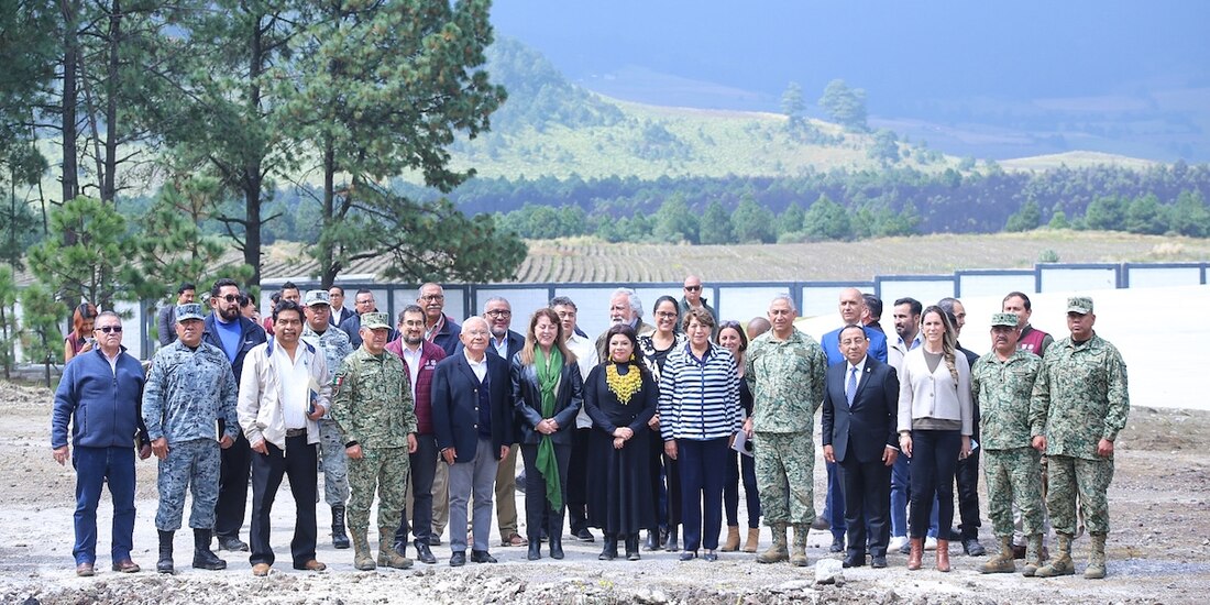 Clara Brugada flanqueda por Margarita González y Delfina Gómez, ayer.
